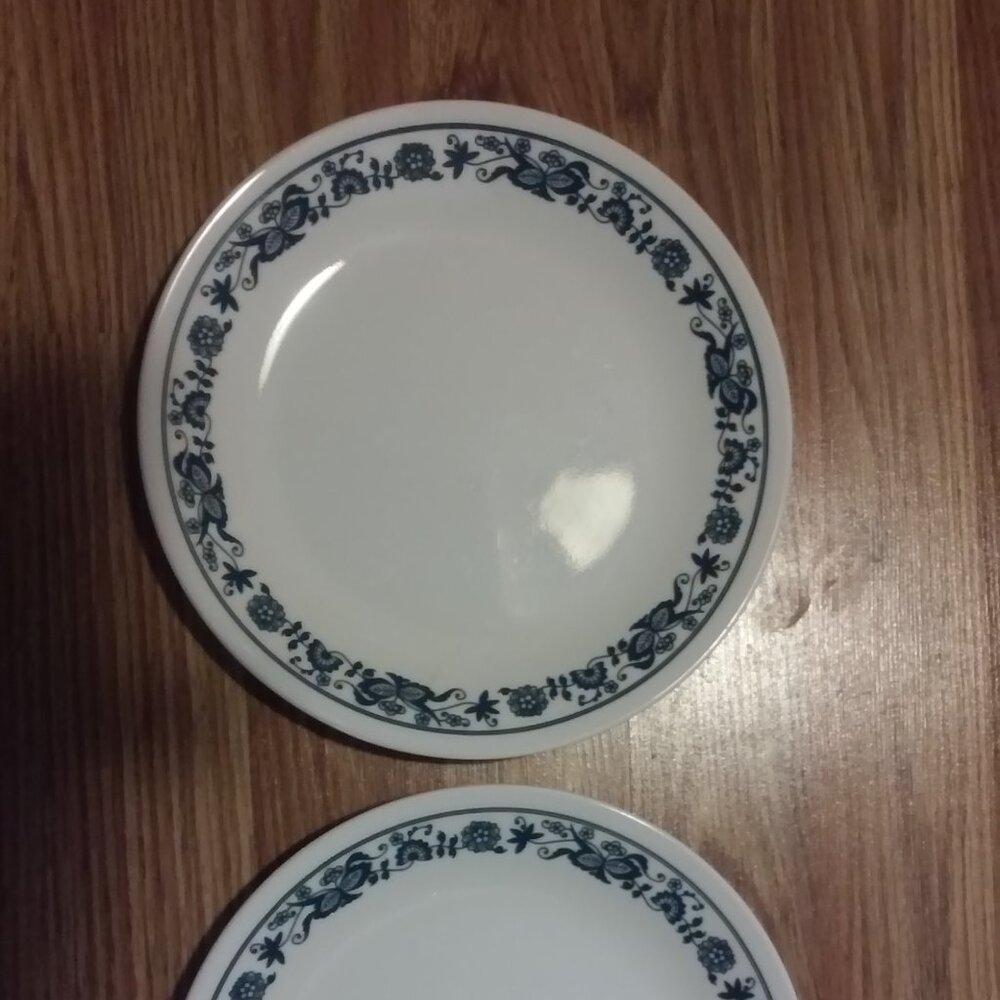 Corelle 2 Dinner Plates Blue Vitrelle 8 1/2" Across